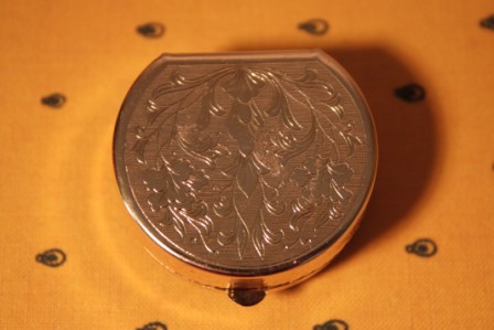 シックな薔薇のアンティーク風ピルケース: 。*。ひなぎく日記。*。